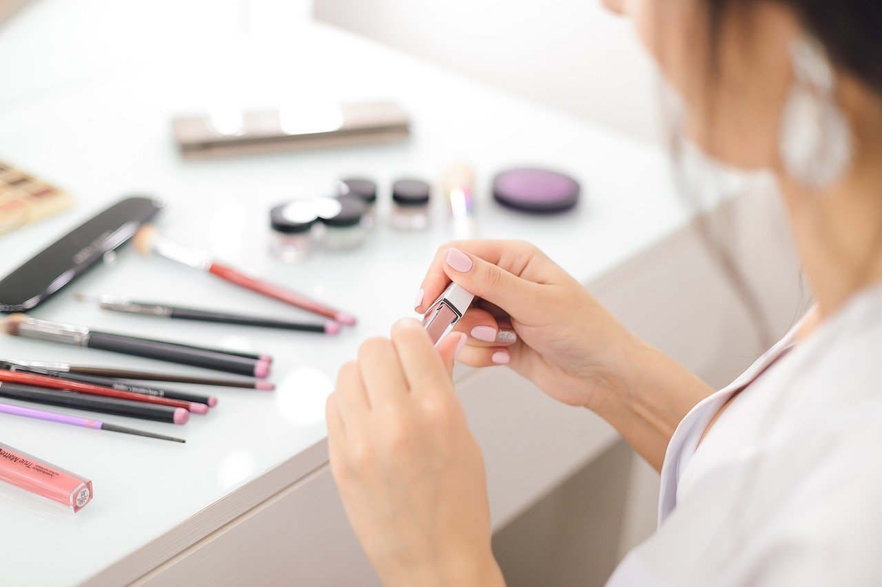 Jakie są najnowsze trendy w przemyśle kosmetycznym?